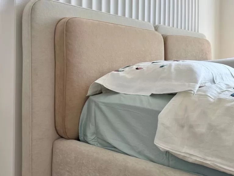 Кровать Гудено Ласка бежевая в интерьере - 11